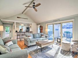 2 Mi to Beach: Retreat w/ Pool & Grill in Mashpee!，位于马什皮的酒店