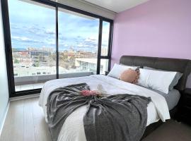 Carlton Stunning View Apartment 150m away from University of Melbourne，位于墨尔本拉玛玛剧院附近的酒店