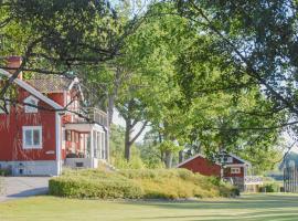 Sjönära boende med tennis- och fotbollsplan，位于Flen的酒店