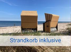 Böltser Hus Ferienwohnungen mit Strandkorb und Kamin 10 Gehminuten zum kurtaxefreien Sandstrand，位于Neukirchen的酒店