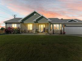 Play & Gather in Luxury,Pets too! Close to it Everything!，位于奥勒姆的酒店