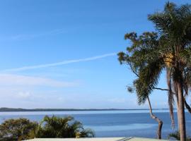 Tuggerah lakefront 4 bed 2 bath home with stunning views，位于Gorokan的酒店
