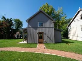 A newly built Tiny House in the center of Historic Kennett Square，位于肯尼特斯奎尔的酒店