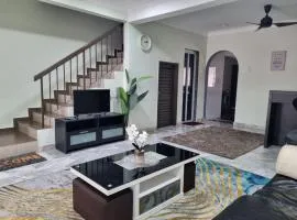 Three-Bedroom House at Tyara Homestay Sunway