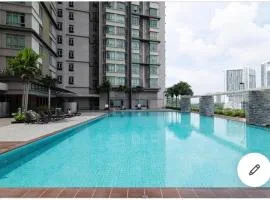 Shaftsbury residence cyberjaya with a pool & Free Parking