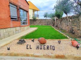 Casa Rural EL HUERTO con Jardín，位于Lumbrales的酒店