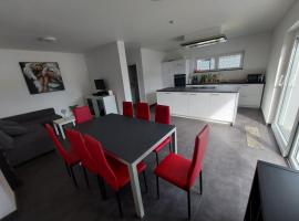 Comfortable room with double bed，位于Vichten的酒店