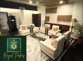 Royal Palms Luxury Service Apartment，位于那格浦尔那格浦尔零英里石附近的酒店