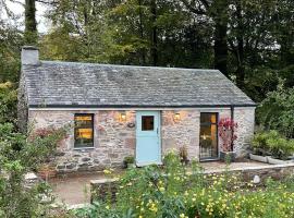 Charming stone Bothy at Loch Lomond，位于卢斯的酒店