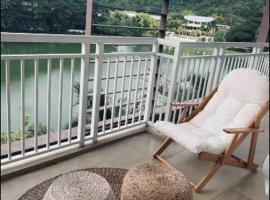 Cozy 2Bedroom Beach Condo with Lagoon View Balcony，位于纳苏格布的酒店