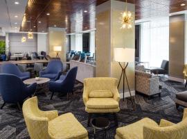 Holiday Inn Express Washington DC Downtown by IHG，位于华盛顿的带停车场的酒店
