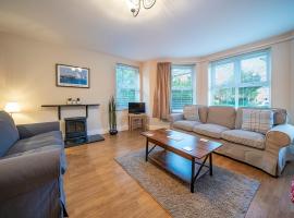 Pass the Keys Holywood 2BR Apt by the Sea 10 Mins to Belfast，位于霍利伍德的酒店