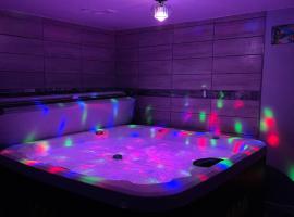 Adults Only vacation rental with Hot tub- NO PARTIES，位于底特律大都会联合卫理公会教堂附近的酒店