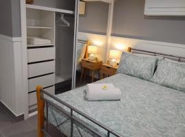 Bedroom with Ensuite - Amazing Strand Location，位于汤斯维尔的民宿