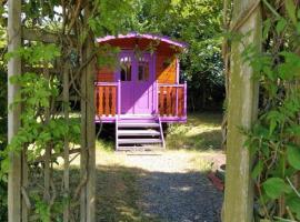 Séjour Bucolique en Roulotte au Cœur d'une Ferme Familiale en Sarthe - FR-1-410-229，位于Chantenay-Villedieu的酒店