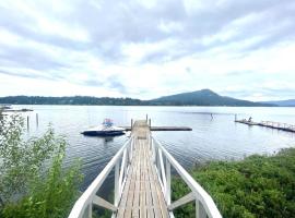 Gorgeous 3 bedroom lake house Suite!，位于Shawnigan Lake的酒店