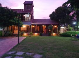 Anchorage - Mesmerizing villa with lawn, BB court，位于马哈巴利普拉姆的酒店