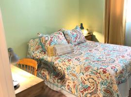 Country haven room with desk near wineries，位于赫米特的酒店