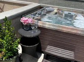 Center City Roofdeck Hot Tub w Garage