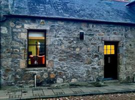 Historic Cottage in the Heart of Old Aberdeen.，位于阿伯丁莫尔卡高尔夫俱乐部附近的酒店