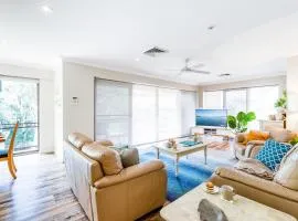 Bay Parklands, 49 2 Gowrie Ave - ducted aircon, Wifi, views, pool, tennis