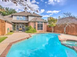 Elegant Plano Home with Private Outdoor Pool!，位于普莱诺的度假屋