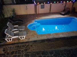 Villa santa avec piscine et jardin，位于潘托皮芒的酒店