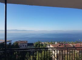 Просторная квартира 2 plus 1 с панорамным видом на море，位于Darıca的酒店