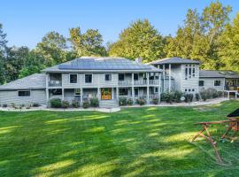 Serenity Woods Family Retreat，位于Glen Lord的酒店