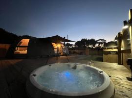 Moonlight Dome Tent，位于滕比的带按摩浴缸的酒店