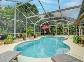 Pet Friendly Pool Home in River Reach of Naples FL，位于那不勒斯那不勒斯高尔夫俱乐部附近的酒店