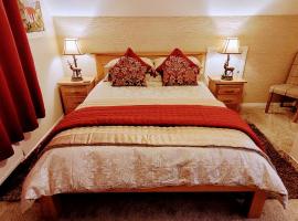 Self catering upper floor flat at Woodend house，位于巴尔马卡拉的酒店