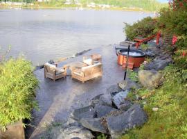 Salt Loft - Oceanfront, Hot Tub And Firepit!，位于尤克卢利特的酒店