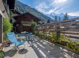 Loft-chalet with exterior and view in Chamonix，位于夏蒙尼-勃朗峰的别墅