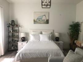 Beautiful Private Casita/Guesthouse w/ Kitchen, Access to Pool/Spa，位于嘉年的酒店