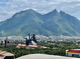 Industrial stylish 3-br. apartment & city views in front of Parque Fundidora & Arena Mty