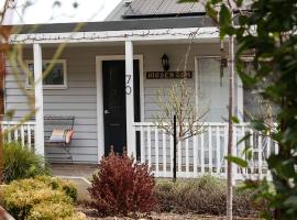 Hidden Gem ~ Luxury Cottage near Lake Daylesford，位于戴尔斯福特的别墅