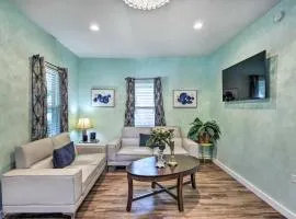 1 Mi to UTA: Arlington Elm Cottage w/ Fenced Yard