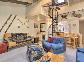 1 Mi to Beach Incline Village Condo with Rafts!，位于斜坡村的公寓