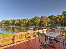 Lakefront Ludington Retreat with Kayaks and Fire Pit!，位于拉丁顿的酒店