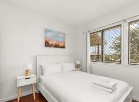 KozyGuru / Carindale / Immaculate 3 Beds Holiday Home QCA061