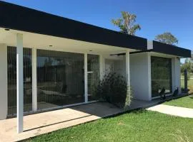 Casa frente al lago en barrio privado