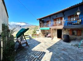 Casa con 2 dormitorios, chimenea, jardin y vista a la montaña，位于Campomanes的度假屋