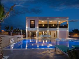 Malibu Eclipse - Luxury villa with pool & spa，位于维尔的酒店