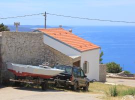 Holiday house with WiFi Ustrine, Cres - 8037，位于Ustrine的酒店