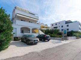 Apartments by the sea Mandre, Pag - 4093，位于科兰的酒店