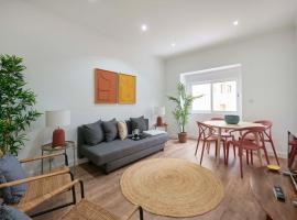 Spacious & Light-Filled 4BR Apartment By TimeColer，位于阿马多拉的酒店