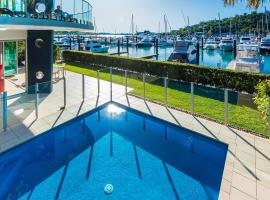 Pavillions 1 - NEW Waterside Luxury with pool，位于汉密尔顿岛的酒店