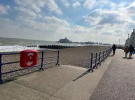 "The Quirky" Seafront Apartment