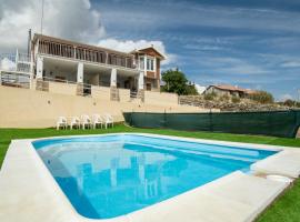 Villa de Gredos，位于纳瓦雷东达德格雷多斯的带泳池的酒店